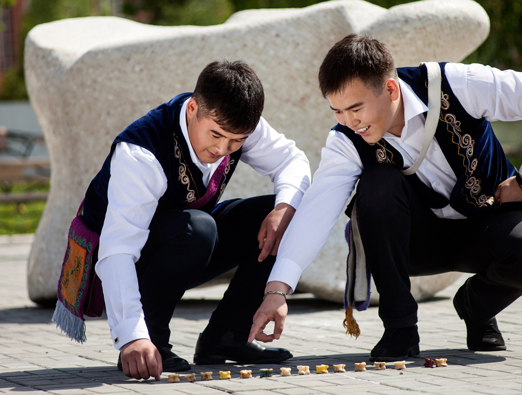 Кунилингус үшін көптеген балапандары бар порно