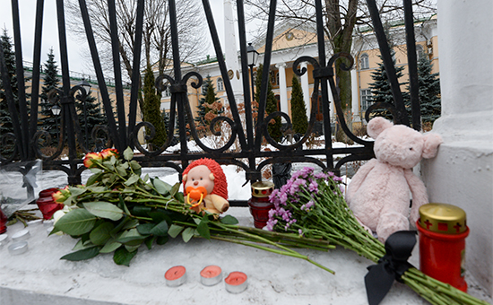 2555638 15.01.2015 Цветы и свечи у ограды посольства Армении в Москве, принесенные жителями города в связи с трагедией в Гюмри. Артем Житенев/РИА Новости