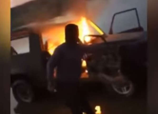 Сексуалды қызыл шашты қыз