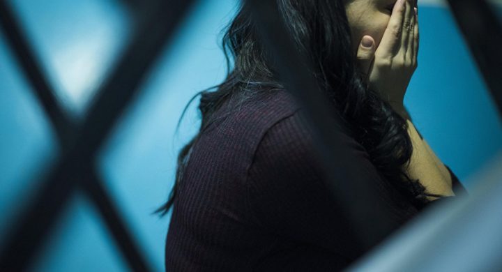 Жіңішке белі бар брюнеткамен жыныстық қатынас