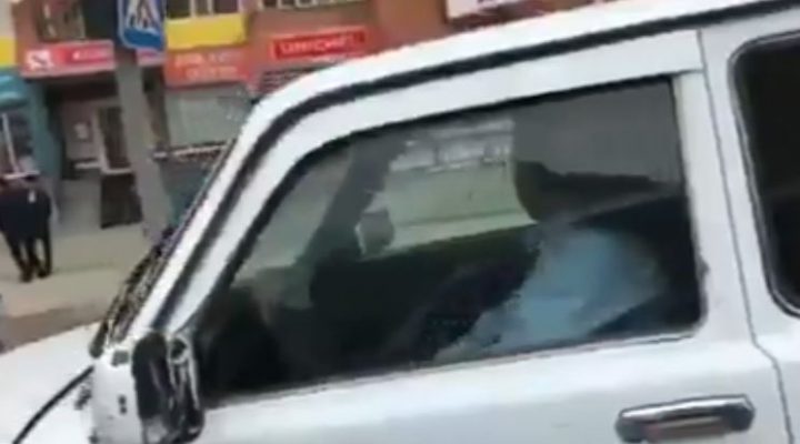 Полицей қызметтік көлікпен жол апатын жасап қашып кетпек болған (видео)