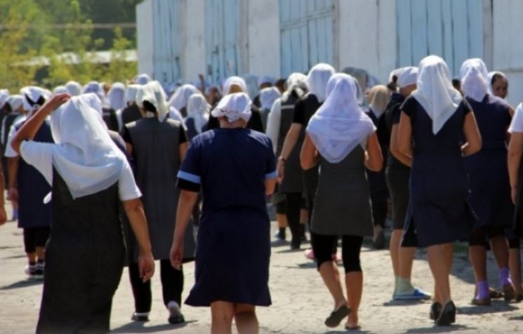 Жүкті Вика Черни жалаңаш