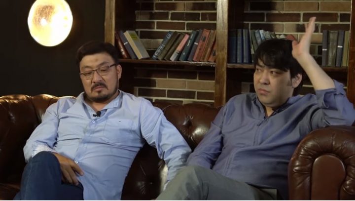 Қыздар желіде жүгіріп, сиськилерін шайқайды Лесбиянкалар мен бисексуалдар кездесетін жерде