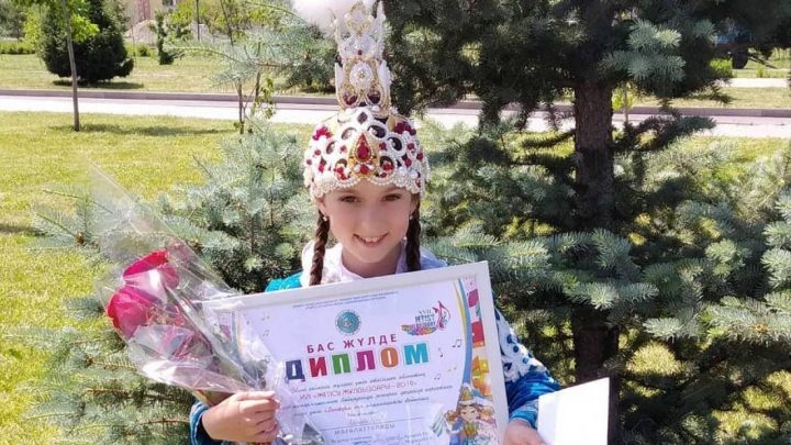 Еркектер бір-бірін жұлқылап, сорып алады Анам кастинг кезінде үлкен мүшесін және есектің көп бөлігін сезінеді