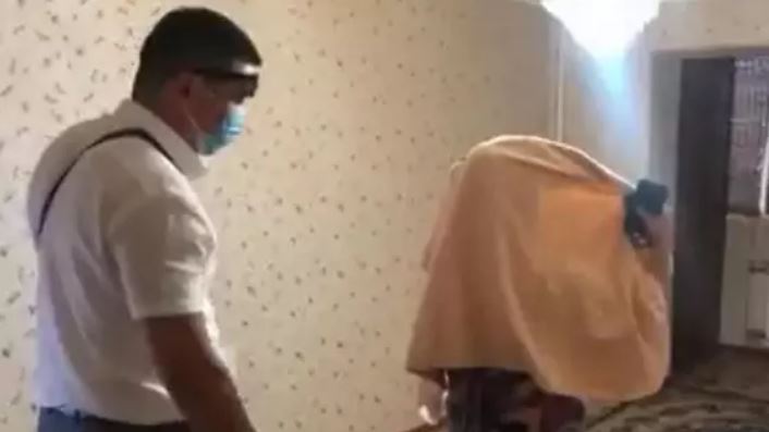 Аққұбаны көзілдірік таққан жігіт трафиктенеді