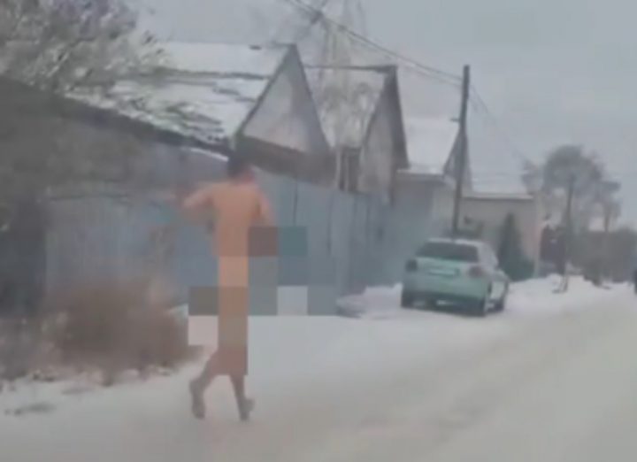 Көшеде жалаңаш