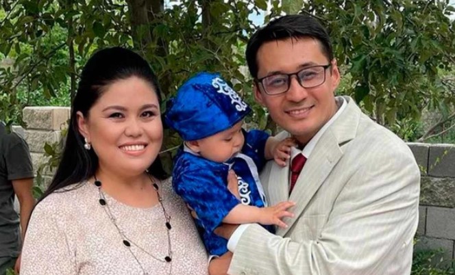 Менің әйелім модатаудың порносын жасады. Зәр шығарушыға түсіп жатыр