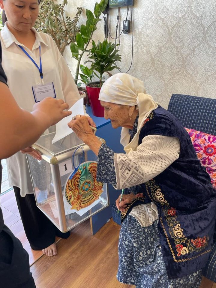 Ол бұзылды, содан кейін порноға берілді.