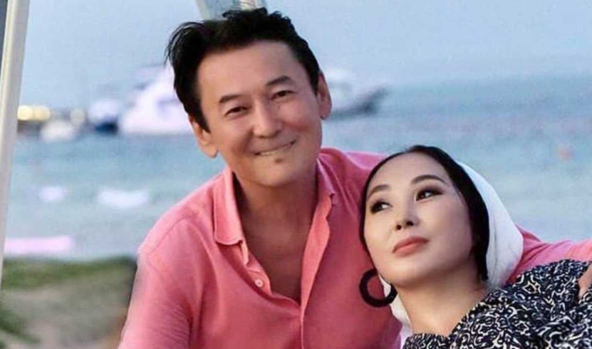 Ақша үшін секс үшін әдемі гей бала Жетілген лесбиянкалар жас әйелді азғырды (видео)