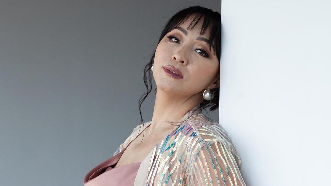 Қыз кончалары бар ақ шлам бейне